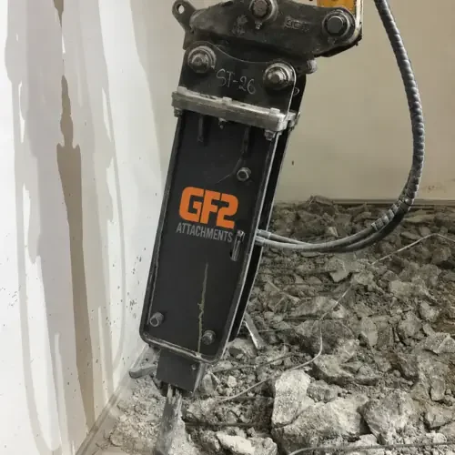 Martillo hidráulico GF2 trabajando en demolición
